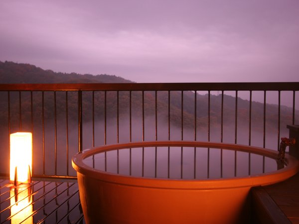 朝靄の幻想的な雰囲気の中の「お湯」もまた格別。山の新鮮な空気と共にどうぞ！