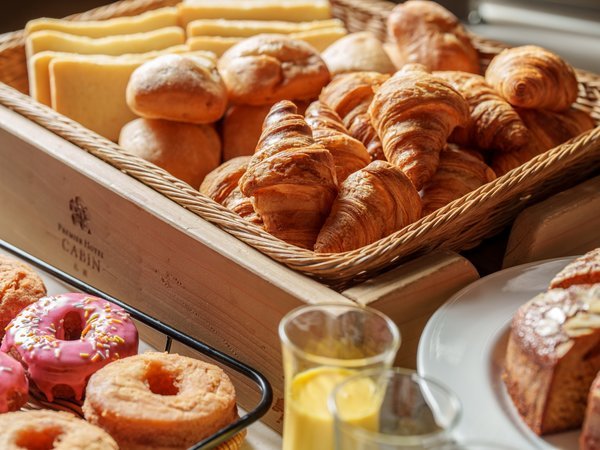 【朝食】焼き立てのパンやチュロス、日替わりのドーナツパンなどがお目見え！