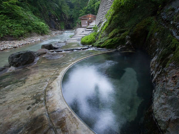 *疝気の湯[混浴]/渓流沿いに湧き出る湯。自然との一体感を味わえます！