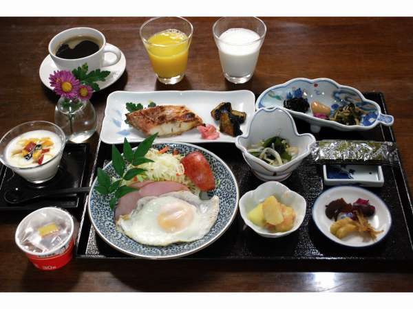 ある日の和朝食。品数が多いので信州の旬食材を楽しみながらいただけます。蜂蜜ヨーグルトは絶品(^^♪