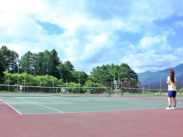 当館の敷地内には、テニスコートもあります。