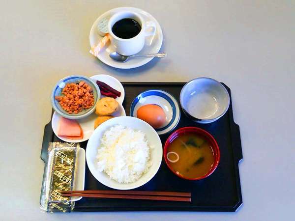 ・和朝食：ご飯、味噌汁、味付けのり、生卵、漬物、ハム、ご飯の友（日替り）、おかず（日替り）など