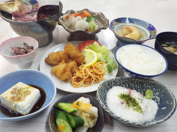 *【お夕食一例】ボリューム満足家庭料理！ご飯とお味噌汁はセルフで食べ放題♪