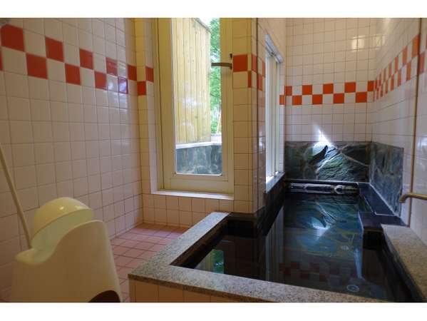 別館浴室（別館の各部屋にあります）。本館は各部屋にユニットバスと貸切風呂が1つあります。