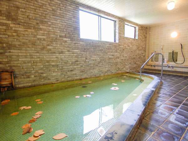 【男湯】肌にやさしい中性のお湯で、十和田湖畔温泉の大浴場。24時間いつでも入浴できます。