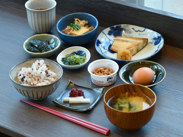 【朝食】バランス良く栄養豊富な和食※仕入状況によりメニューは変更になる場合があります