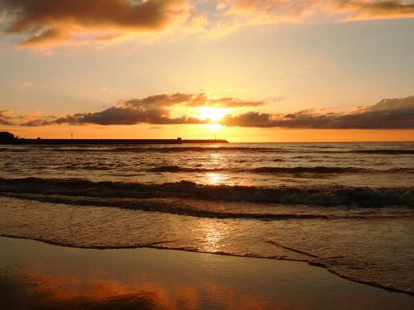 日本海に沈む夕日を眺めたあと、おいしい海鮮料理を堪能し泊まれる料亭です。