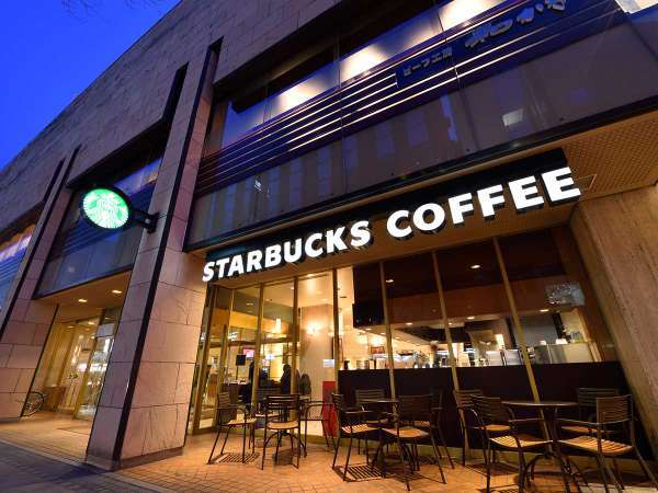 【ホテル１F：STARBUCKS COFFEE】天気の良い日はテラス席でコーヒーをお楽しみいただけます！