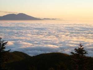 早朝に見られる、どこまでも続く雲海と噴煙の浅間山