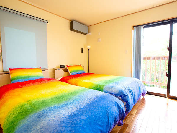 ・＜寝室一例＞寝具も鮮やかなレインボーで明るい雰囲気の寝室