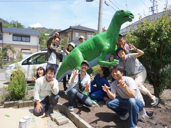 庭で恐竜「ザウルス君」が皆様を歓迎します（＾＾）