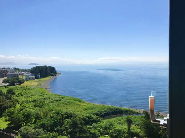 お部屋からは琵琶湖の絶景がご覧いただけます。朝は朝陽に染まる美しい姿をお楽しみいただけます
