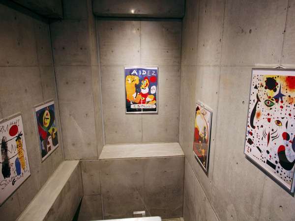 館内にはアートポスターの展示スペースがあります。