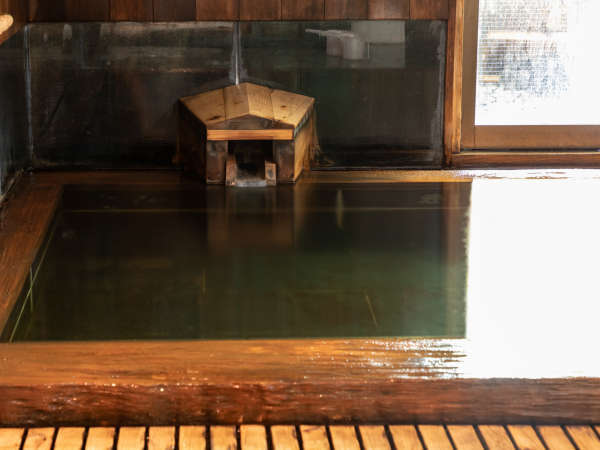 ■【温泉浴場（女湯）】甲府の市街中心地に湧き出る源泉掛け流しの天然温泉です。