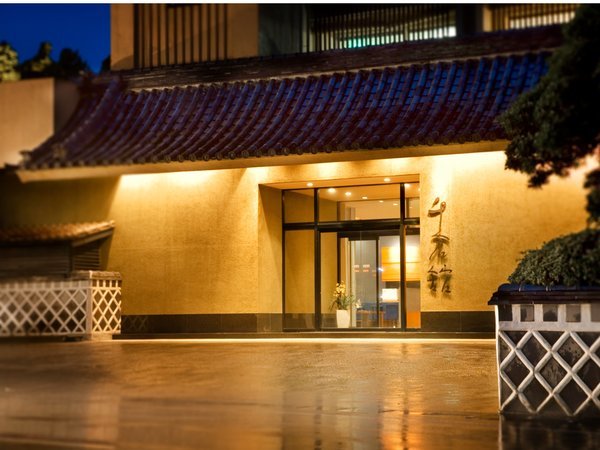 玄関：千葉県最古の出湯と美味しい海の幸をお楽しみください