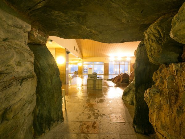 洞窟をくぐれば、名石が広がる自慢の大浴場です。