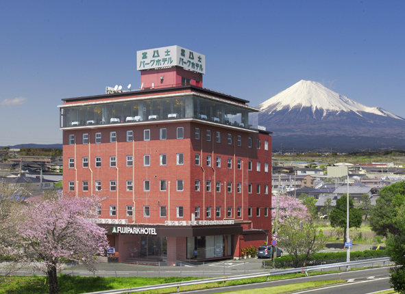 東名インター入口の６階建て赤レンガ張りの富士パークホテル　最上階は展望レストラン☆ヴィルゴ