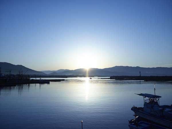 高野山方面から昇る朝日で照らされる和歌浦は絶景です。少し早起きして散策はいかがでしょうか。