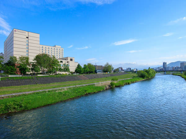 【外観】ススキノまで徒歩圏内にありながら豊平川に面し、緑と青に囲まれた都市リゾート