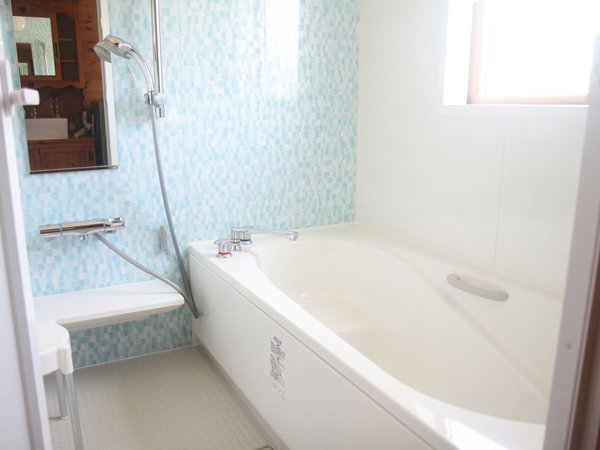 ・【お風呂】バスタブ付きのお風呂。窓があるので明るい室内です