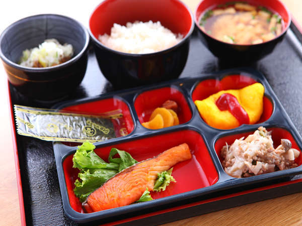 当館自慢の朝ご飯は地元産の食材をたくさん使った和定食です。毎日精米する白いご飯はおかわり自由です。