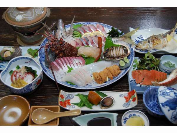 えびすや旅館の豪華な磯料理です。魚の種類は季節により変わります。生き造りは２人前です。１６