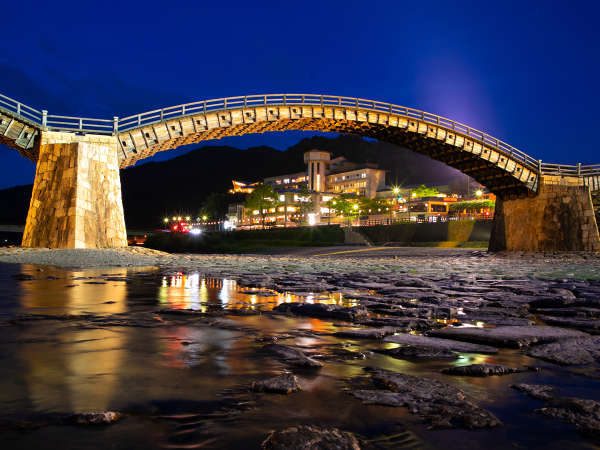 【外観・風景】 錦帯橋は目の前。ライトアップされた “幻想的な文化遺産” を、手が届く距離で堪能！