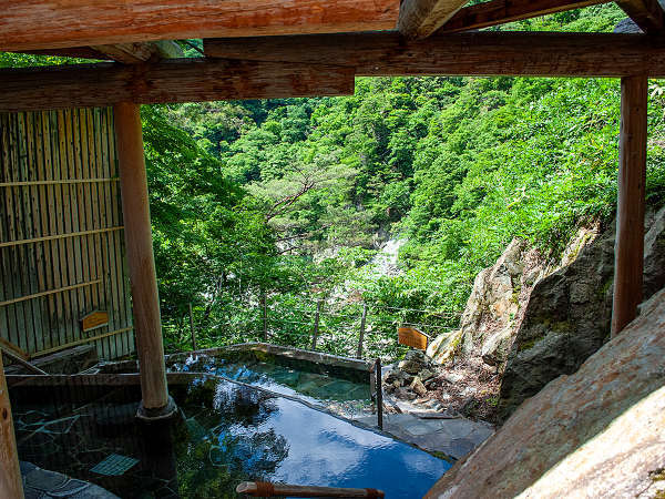 四季折々の景色を段々に配置した湯船からお楽しみいただけます。