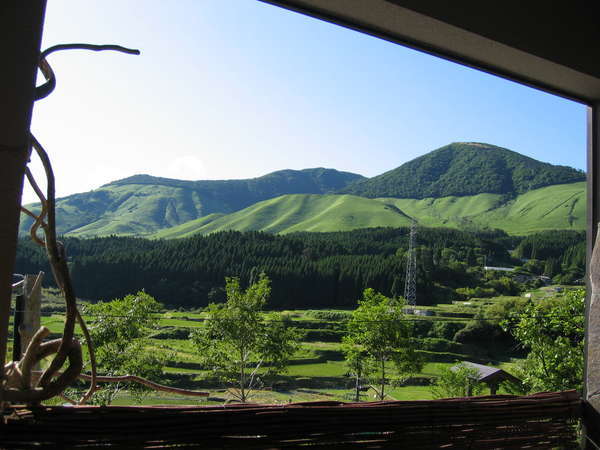 当館から望む九重連山。晴天の夜には満天の星が♪満月の夜は幻想的に♪高原の爽やかな風も感じれますよ♪