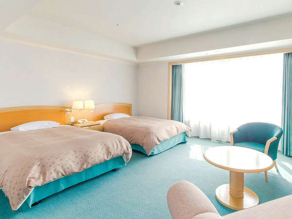【ラグジュアリールーム】ベッド幅はセミダブル相当×長さはロングサイズの広々ベッド