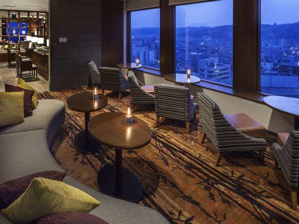 16階「LeCiel」金沢城を眺めながらカクテルで素敵なひとときを。