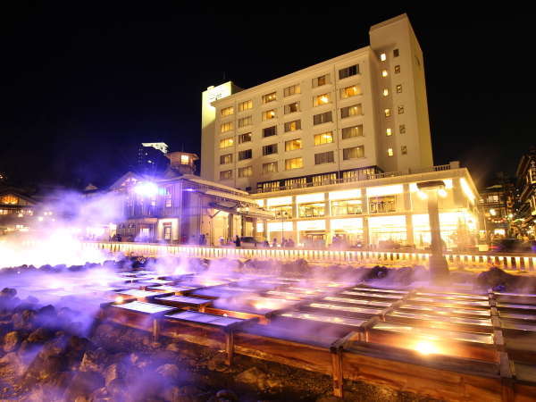 『夜の湯畑とホテル一井』湯畑から立ち昇る湯けむりと新たに始まった湯畑ライティングで一層綺麗な景色に…