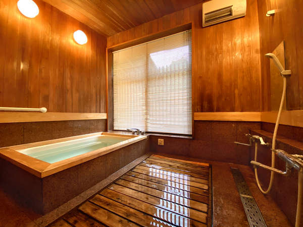 【貸切風呂】木の温もり溢れる浴室でゆったり。お湯は上桂川の伏流水を使用。ミネラル豊富で柔らかな肌触り