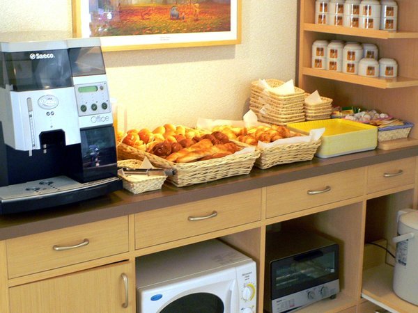 朝7時から9時で、パンとジュースの軽食を無料でご提供しております。