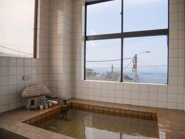 *[本館大浴場]男女別のお風呂からは海が眺められます。夏は15時から入れるので海水浴の後に便利。