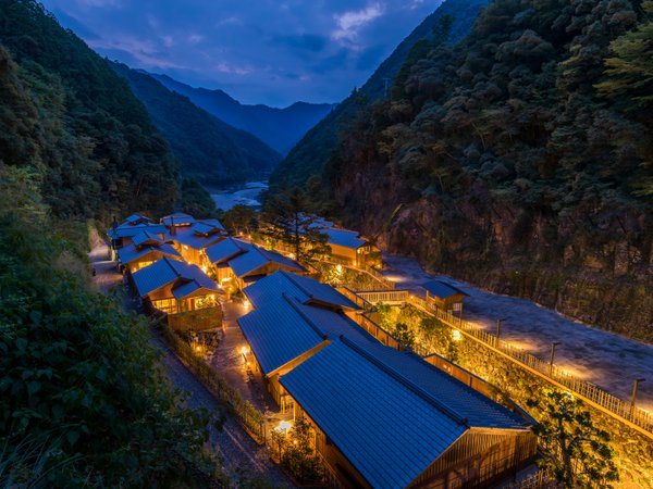 およそ1000坪の敷地に、お食事処を兼ねた母屋とわずか9室の離れ。