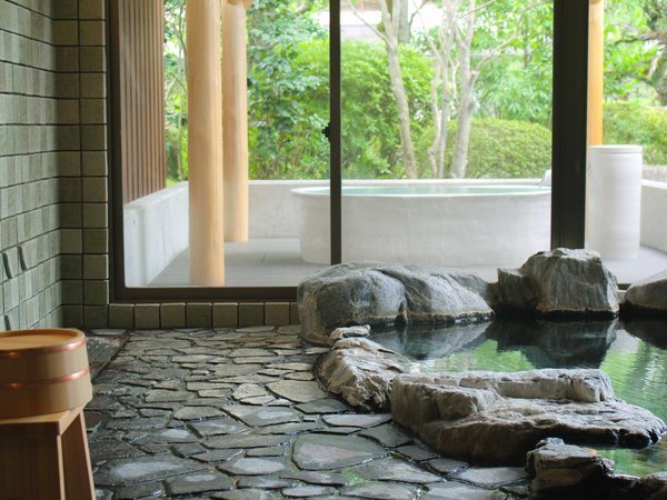 中風呂＋露天：世界有数三朝温泉の自家源泉を保有し、100％源泉かけ流しの湯が心身を癒します。