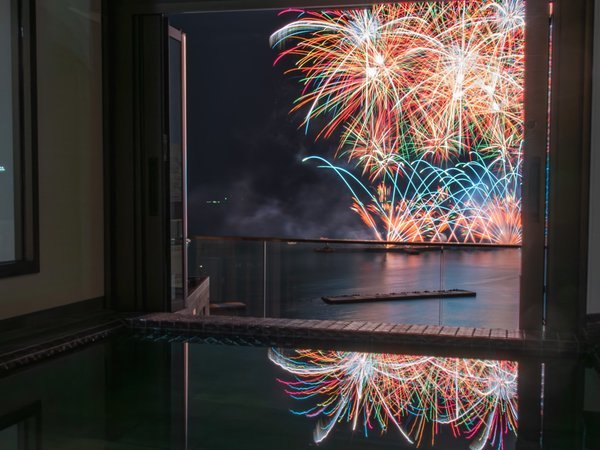 グランビュールーム　バスルームから見る花火　温泉に映る花火が綺麗です♪