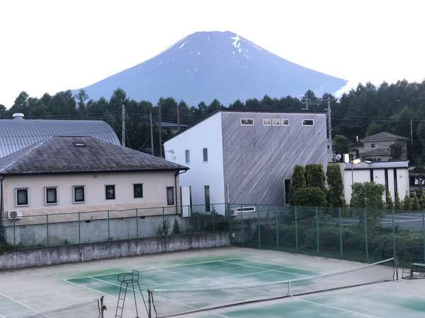 コテージ２階ベランダからのテニスコートと壮大な富士山が望める。