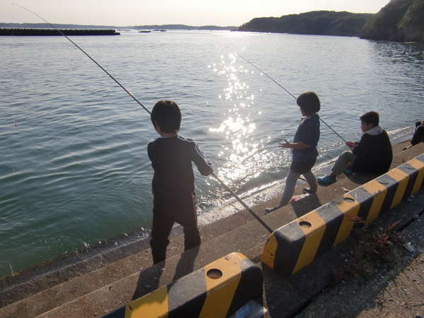 子供でも安心安全な魚釣り場。何が釣れるかなあ？