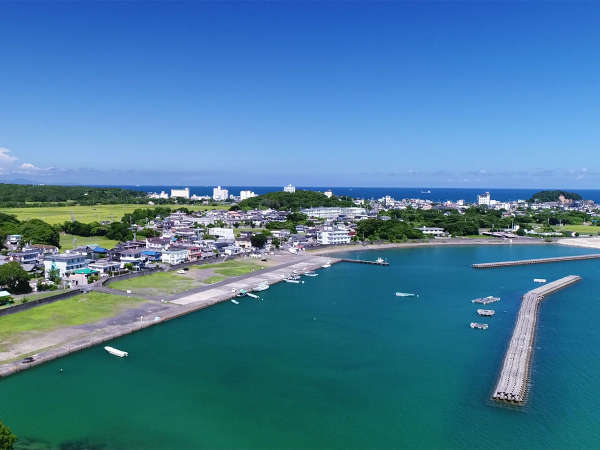 波静かな的矢湾に面し、大自然の中に抱かれるように建つあみ源