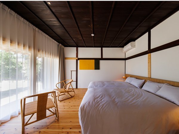 椿庵「橙daidai」寝室窓越しには日本庭園がご覧いただけます