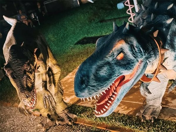 【リアル恐竜ショー】２体の恐竜が会場内を大暴れ！