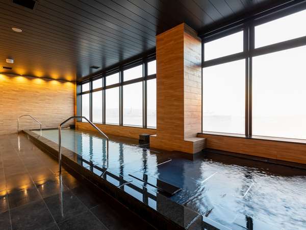 【大浴場「大海」（10階）】パノラマビューの広々とした浴槽。リラックスもできる寛ぎの空間です。