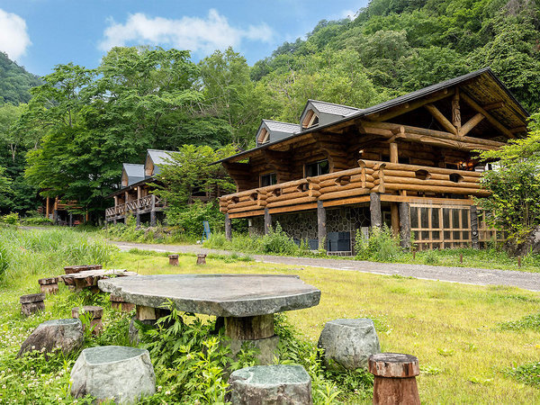 【外観 夏】夏には自然の緑と空の青のコントラストが最高です。