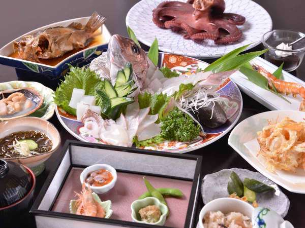 *お夕食一例（デラックス）/旅の醍醐味の一つである夕食。美味しくて豪華な日賀島海鮮グルメに舌鼓。