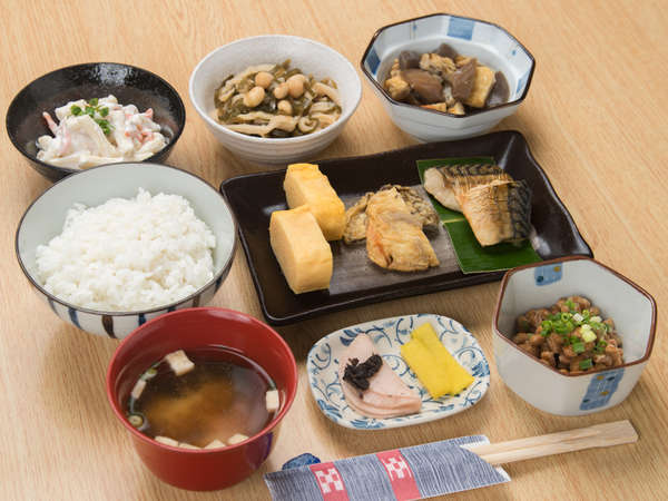 *朝食(和食一例)/ご飯・汁物・焼き魚など、体にやさしい和定食です。