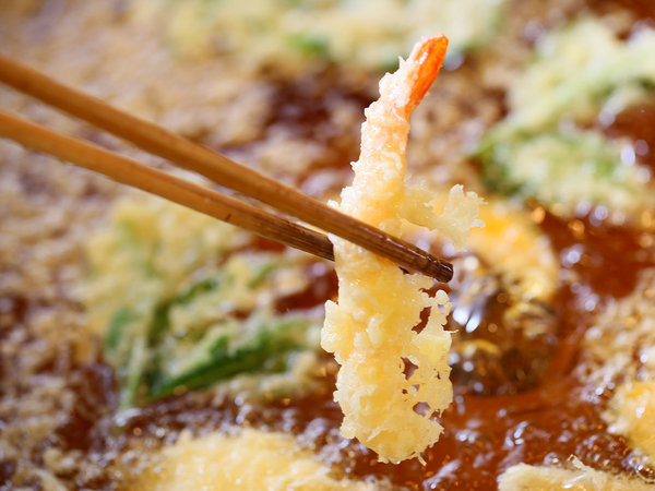 夕食バイキングｌ揚げたてのサクサク天ぷらも食べ放題で味わえます