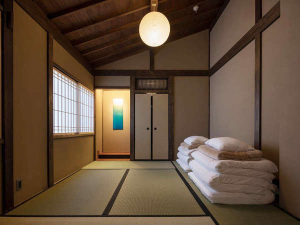 和室は柔和な色彩に調和された土壁。露わになった屋根の小屋組で開放感を味わって頂けます。