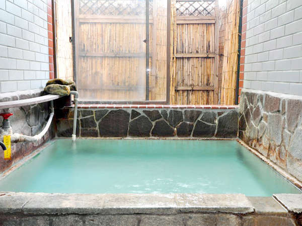 ・名湯草津の天然温泉、源泉100％の掛け流し風呂
